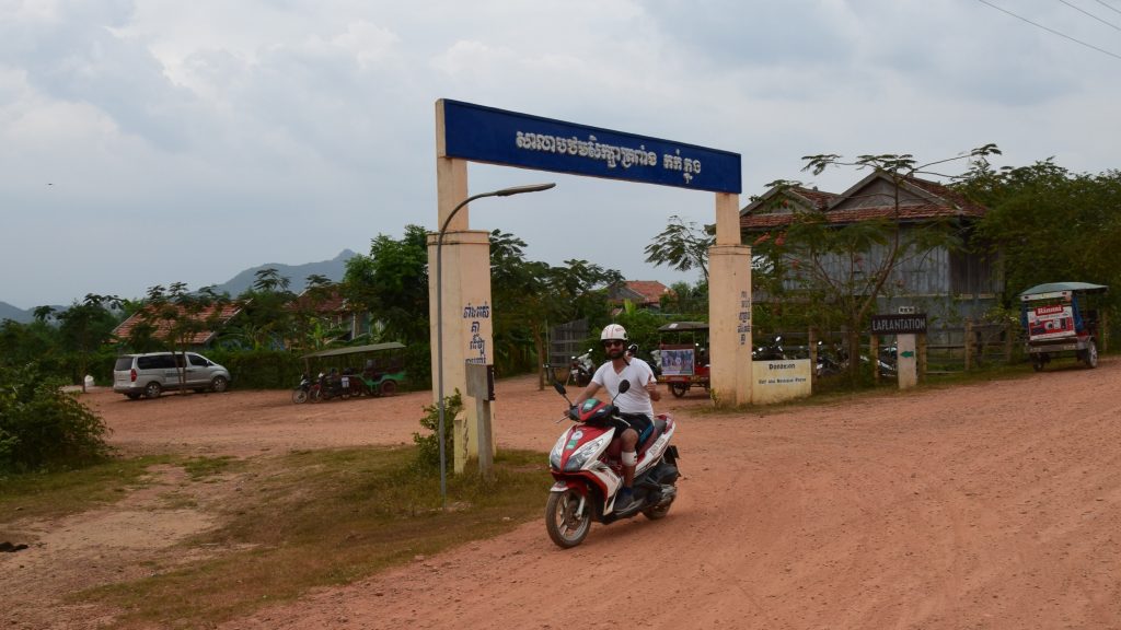 Melik auf dem Roller vor La Plantation in Kampot