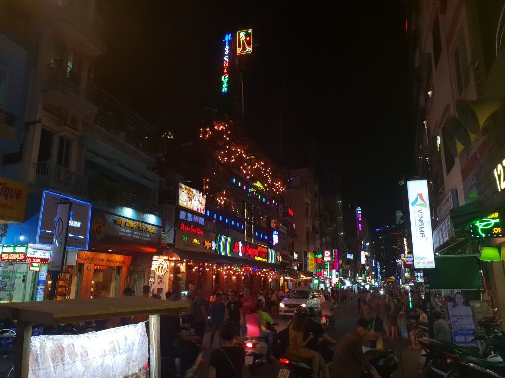 Kneipenstraße im Viertel Pham Ngu Lao in Ho Chi Minh Stadt