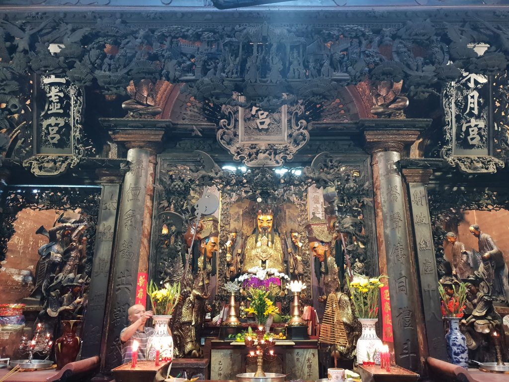 Hauptaltar in der Pagode des Jadekaisers in Ho Chi Minh Stadt