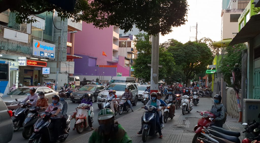 Roller und Motorräder in Scharen auf dem Gehweg in Ho Chi Minh Stadt