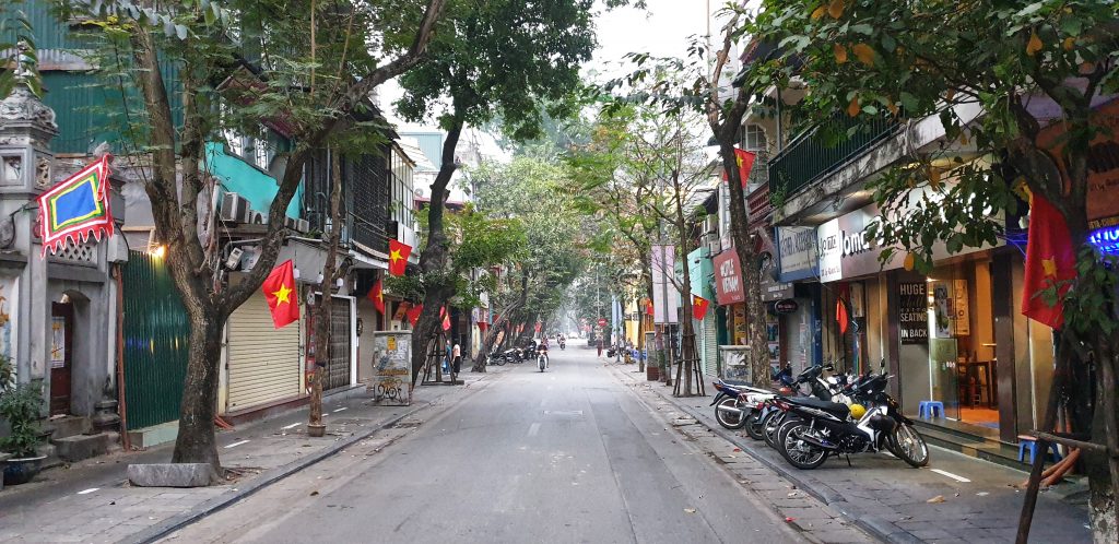 Überall geschlossene Rollläden in Hanoi