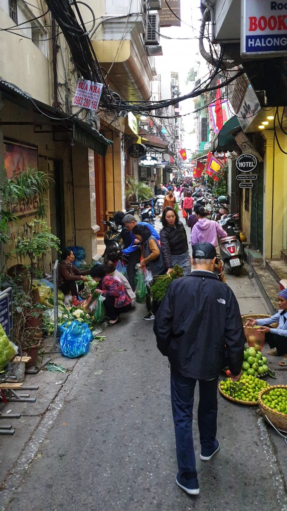 Morgendlicher Markt in der Gasse vor unserem Hotel in Hanoi