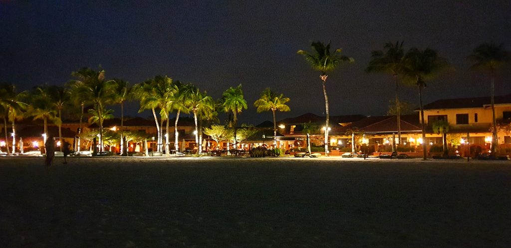 Blick auf Casa Del Mar vom Strand aus