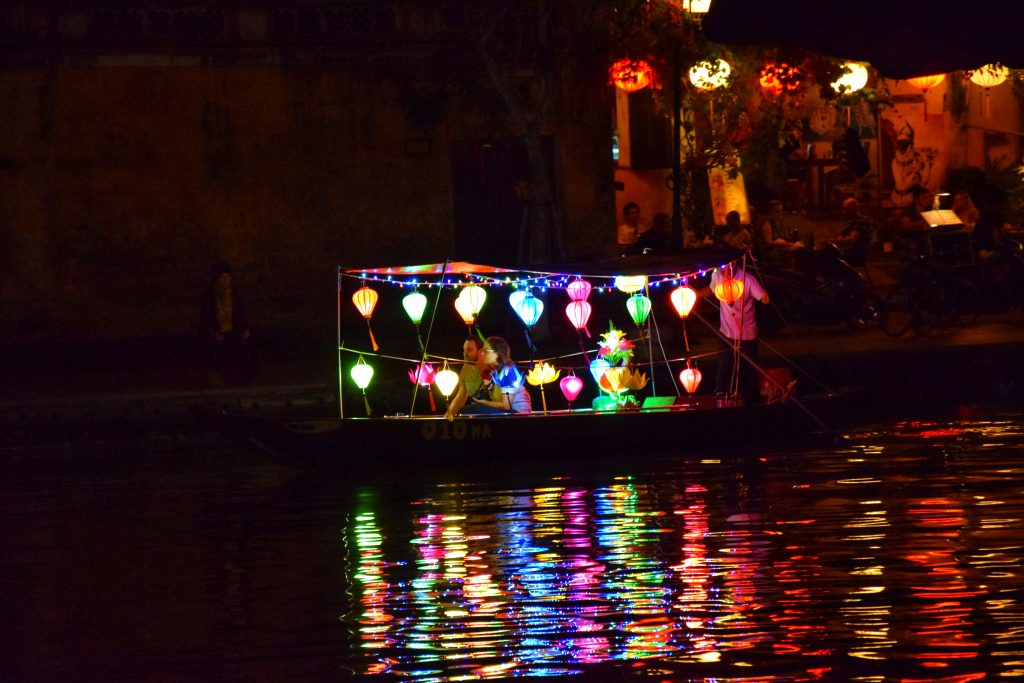 Lampion-Boot auf dem Thu Bon Fluss in Hoi An